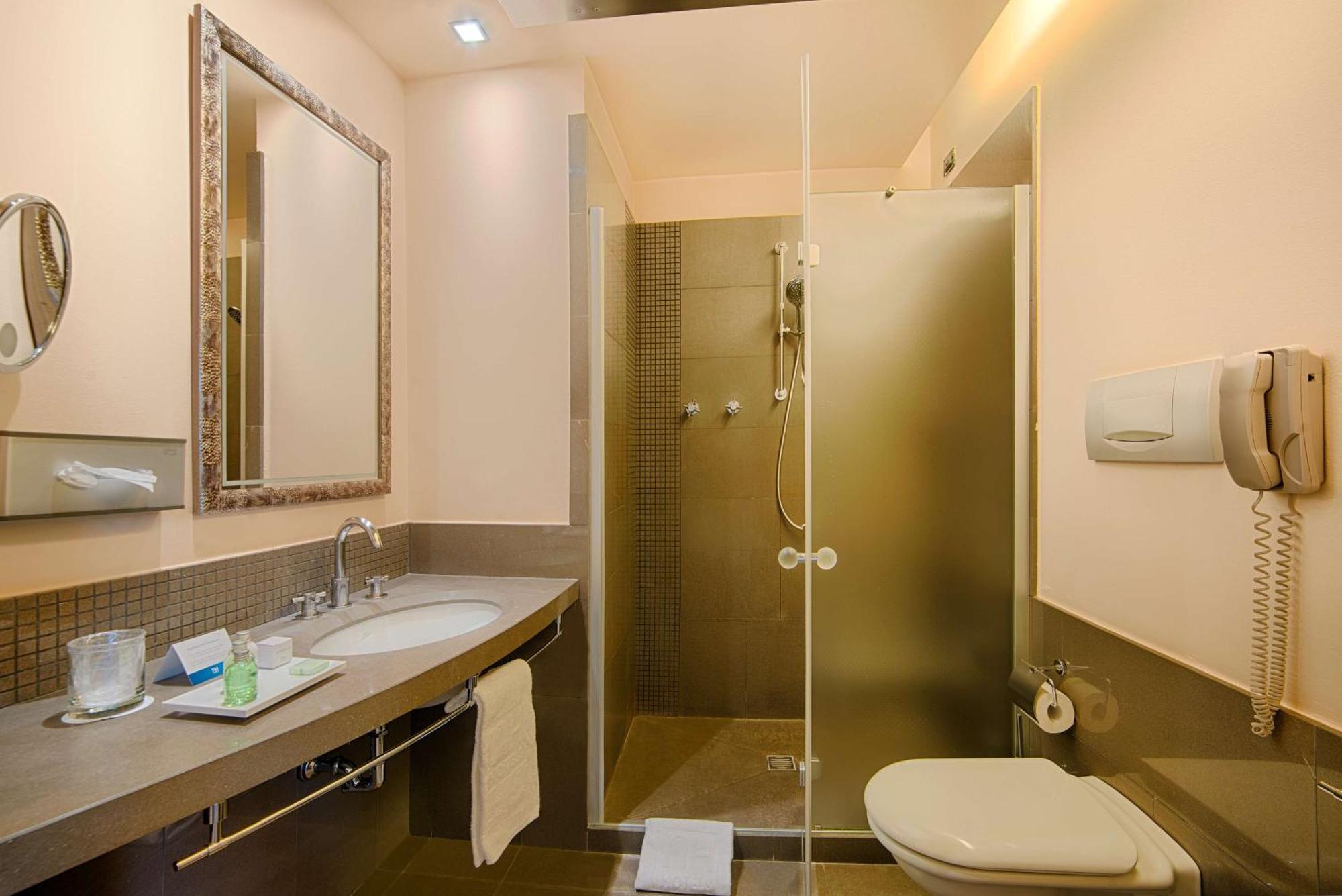 Hotel NH Bergamo Esterno foto