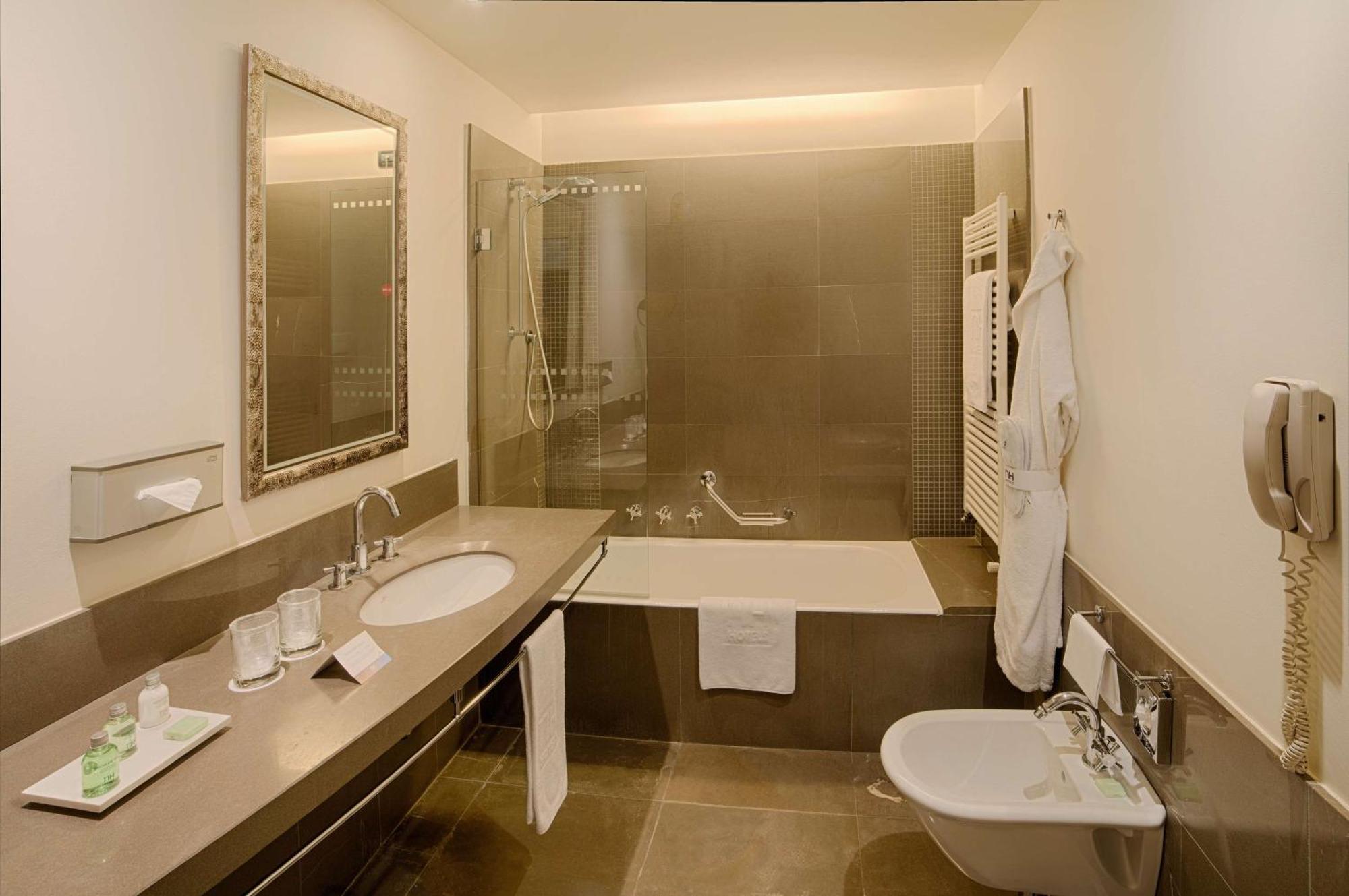 Hotel NH Bergamo Esterno foto