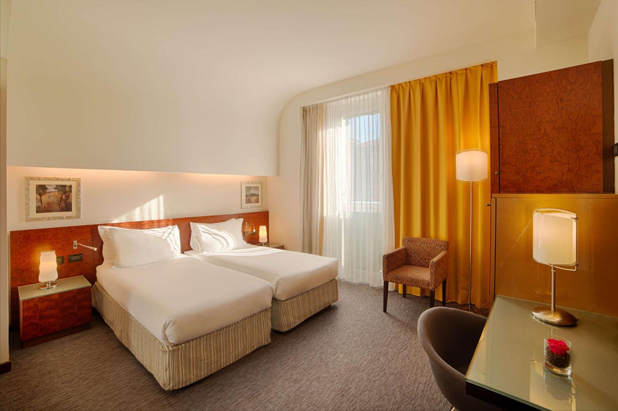 Hotel NH Bergamo Esterno foto