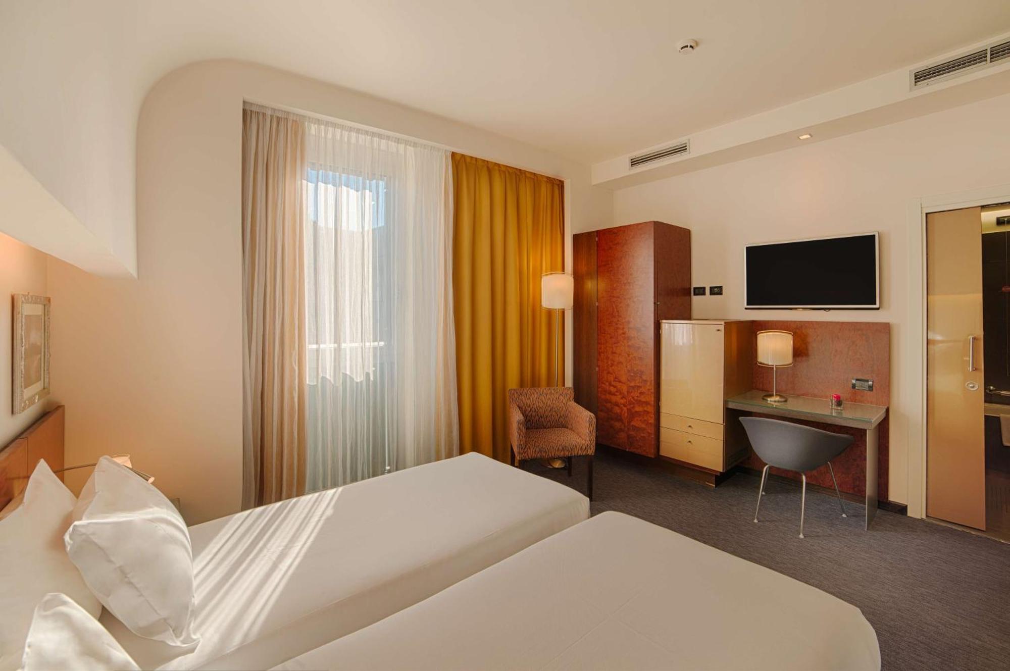 Hotel NH Bergamo Esterno foto